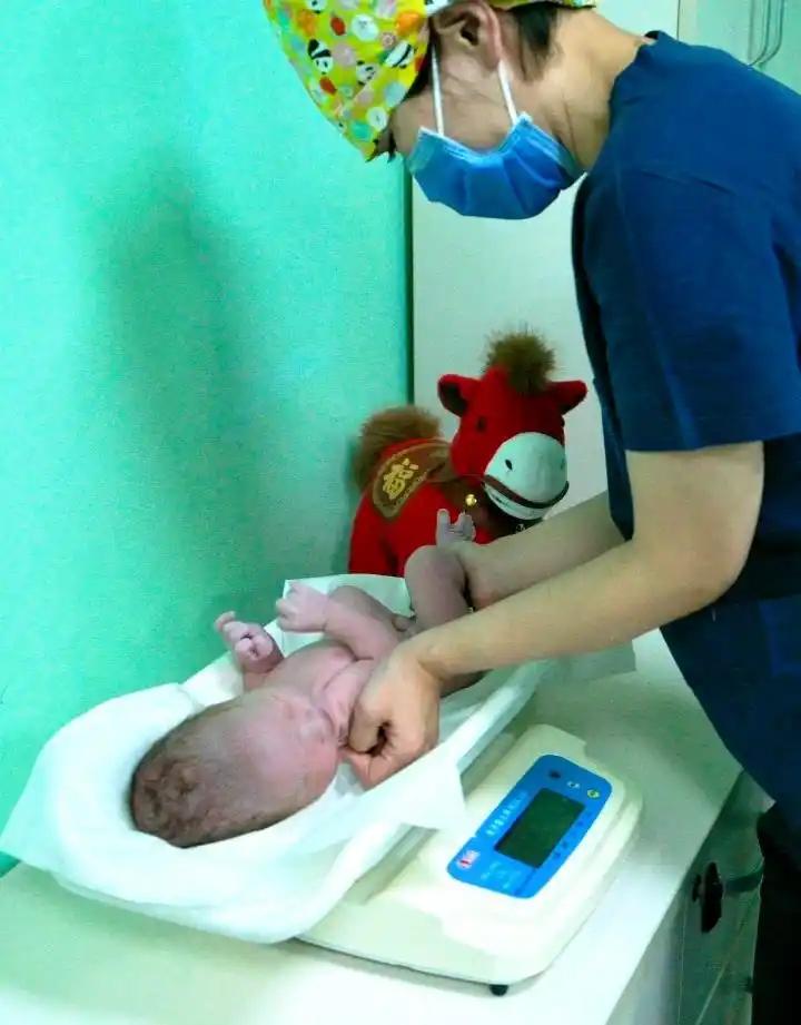 马年第一个马宝宝，爸属马，妈姓马。
        0时06分，北京妇产医院分娩