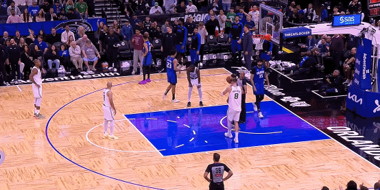 今天NBA常规赛凯尔特人对阵魔术的比赛中，凯尔特人中锋波尔津吉斯与魔术球员萨格斯