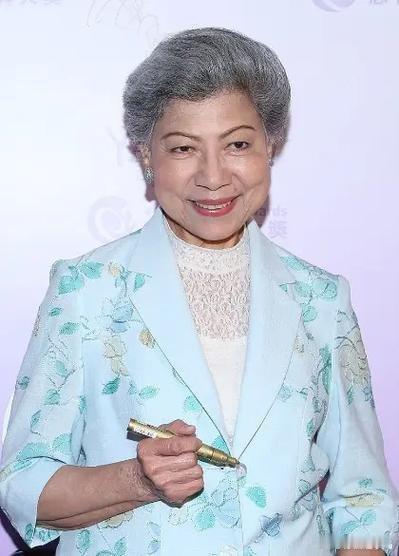 91岁罗兰icon被TVB从官网除名了。这消息一放出来，网友直接吵成两派：“TV