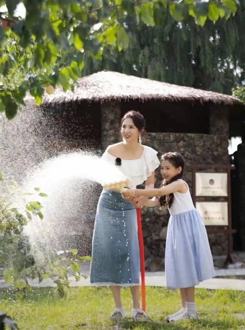 2025年9月28日，董璇女儿小酒窝与佟丽娅儿子朵朵将首登央视《湾区升明月》晚会