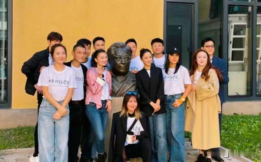 2004年中戏班同学近期合照，你一眼看到谁？谁是你心目中最棒的演员！我一眼就看到