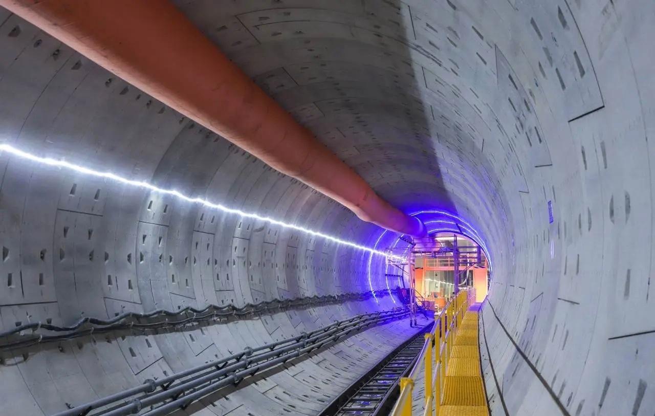 季乐路→运乐路上行区间贯通
9月，季乐路站～运乐路站区间上行线盾构接收，由公司自