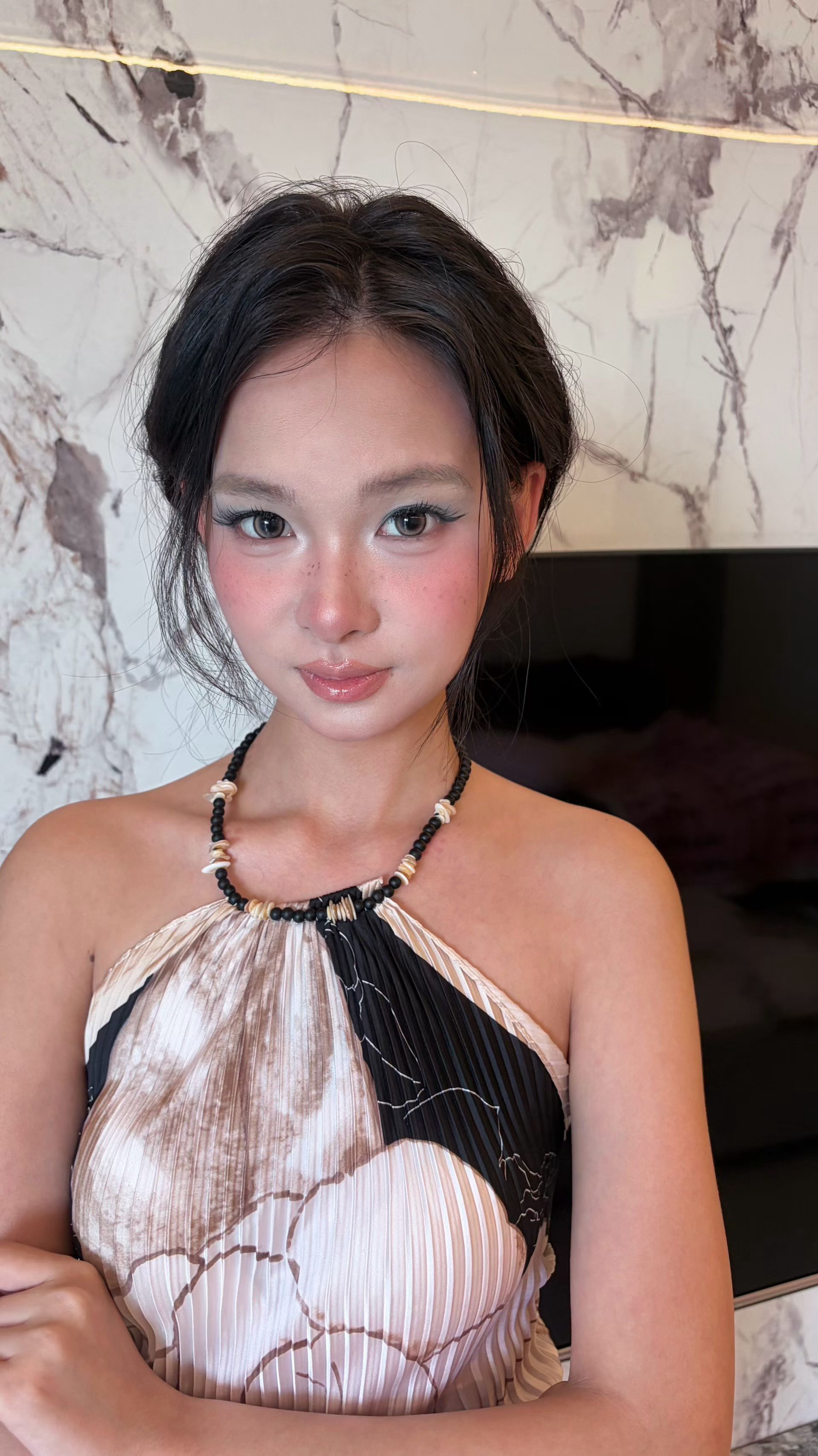 夏一秒上妆美丽觉醒计划美妆 薄荷曼波氧气感妆容、是属于夏天的郁金香~ 上眼皮用偏