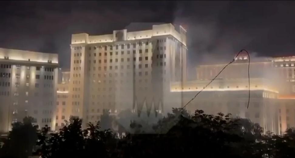 俄罗斯国防部的麻烦事一桩接一桩！

昨天晚上，俄罗斯国防部大楼疑似着火，烟雾几公