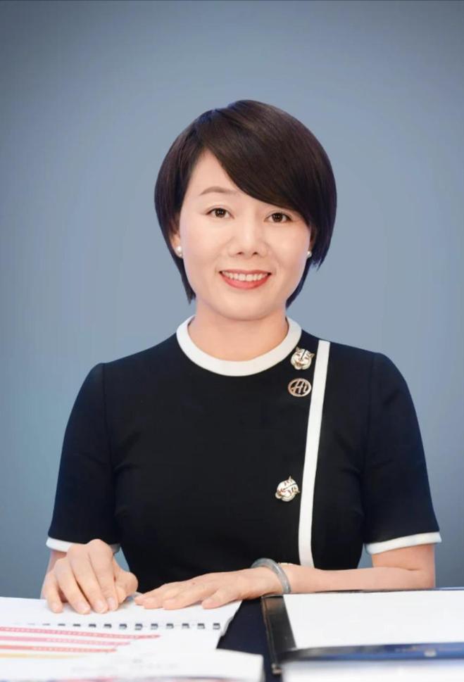 四川一女子为给哥哥还债，不惜陪伴老板24年，没想到老板后来大手一挥，女子身价直接