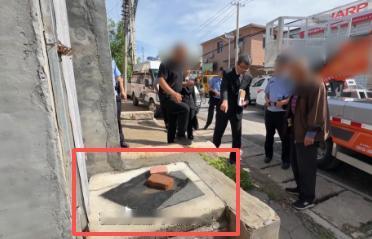 没见过这么尿性的！6月21日环球网报道，北京房山，大妈觉得在家上厕所又费水又费电