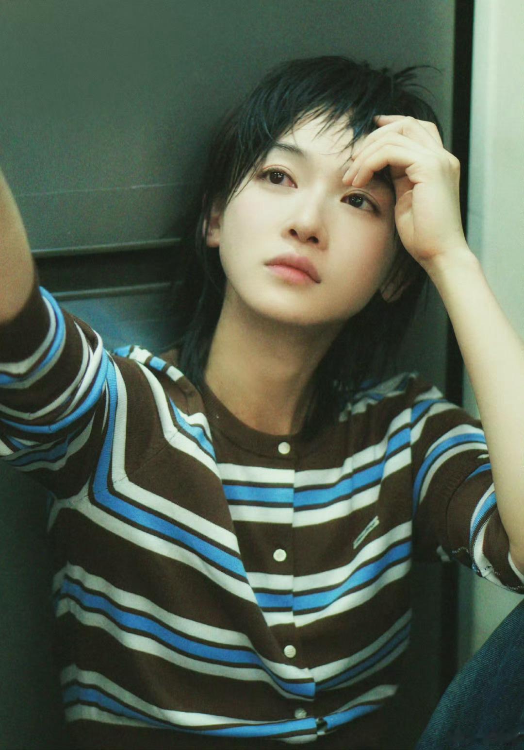 吴谨言完全老公姐 吴谨言晒短发6宫格照 吴谨言晒短发6宫格照，短发造型完全就是老