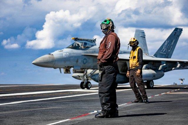 继续战斗还是设法抽身？特朗普面临严峻选择。
《纽约时报》今天认为：两个选项都极具