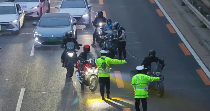 晚高峰占用公交、应急车道“穿插”行驶，十余辆摩托车被交警拦下