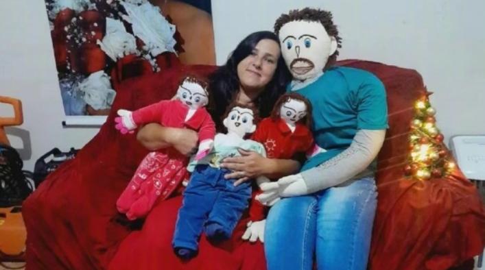 活久见！这操作真能把人看懵！
巴西一名女子。
放着活生生的人不嫁。
偏偏嫁给一个