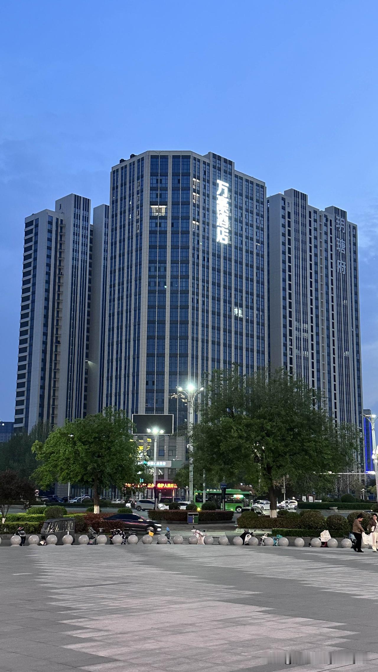 万豪酒店位于漯河市西城区长江路与太白山中路交叉口西南角，和万达广场对面相呼应，再