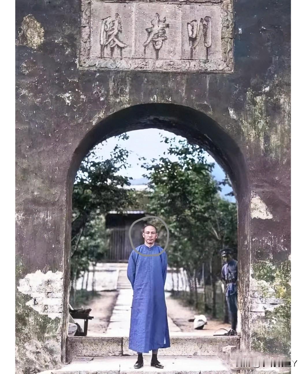 一张摄于1927年南京的老照片，大家看看当时这位身穿长袍站在明孝陵门口的男子是谁