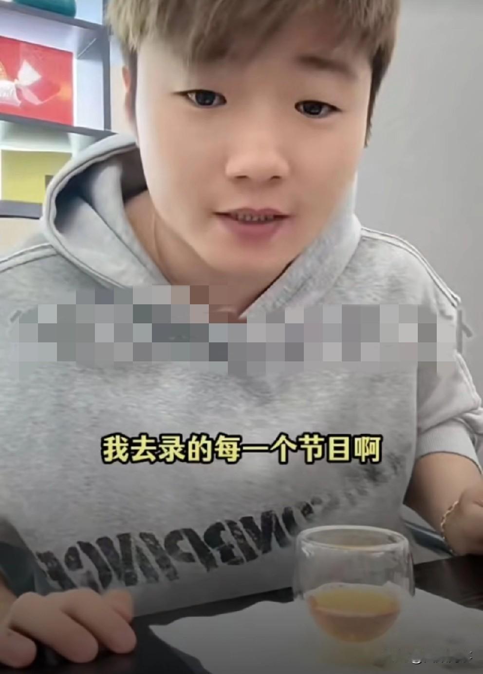 白小白还透露娱乐圈行业内，参加节目组录制综艺给的费用很少，央视也就千八百块钱。唯