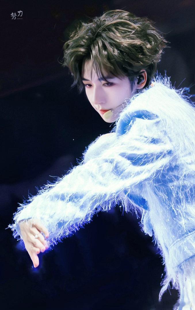 贺峻霖说话的艺术 贺峻霖你是懂怎么把话说得好听的。被追说成缠斗，给向太开车说成给