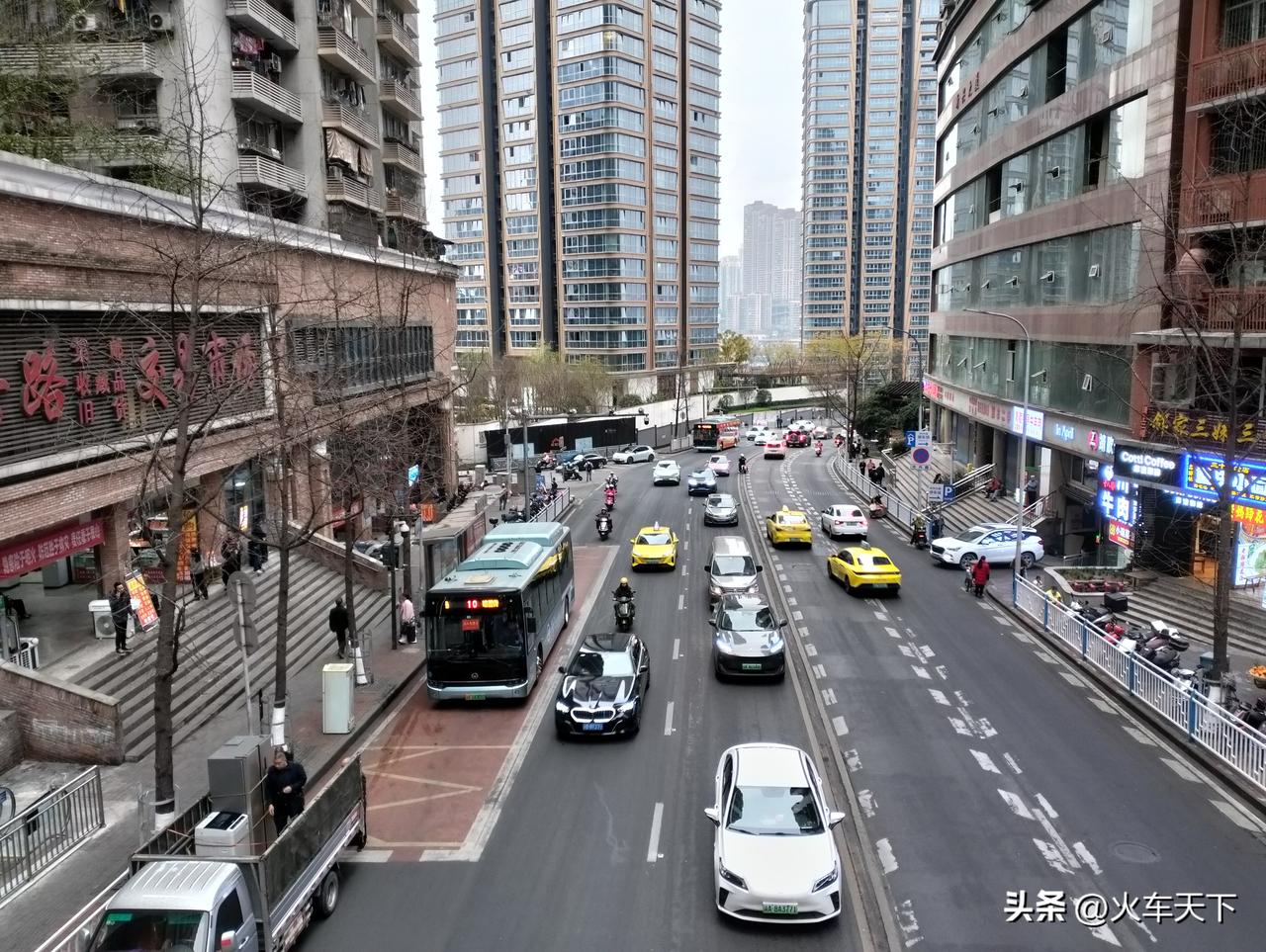 重庆渝中区中兴路，图片左边是中兴路旧货市场，一些旧电器、旧玩物、旧书在这里都有交