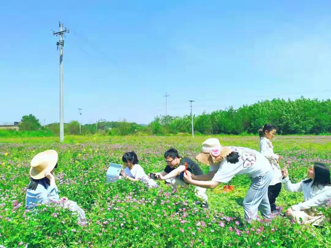 国庆相见一直填满了快乐的谈笑,这次也不特例. 知己们精心安排,我们一同神侃海聊,