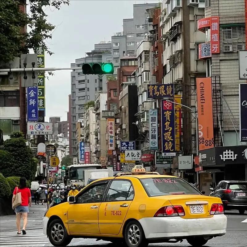 很多人觉着，最终坐下来参与统一相关谈判的主体，有可能是民进党。因为国民党身上背负