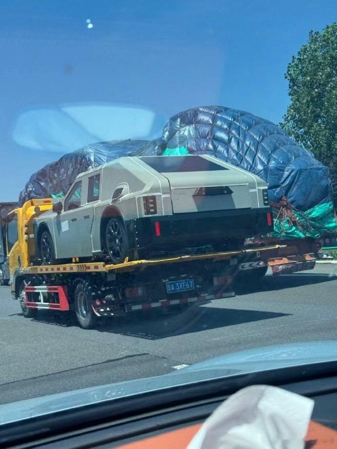 问了下从业群，应该是一台测试车，只是测试动力系统所以随便套了个车壳