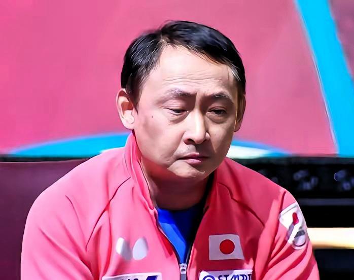 发现张本宇一个细节，无论两个孩子（张本智和、张本美和）的比赛是输是赢，他都是一副