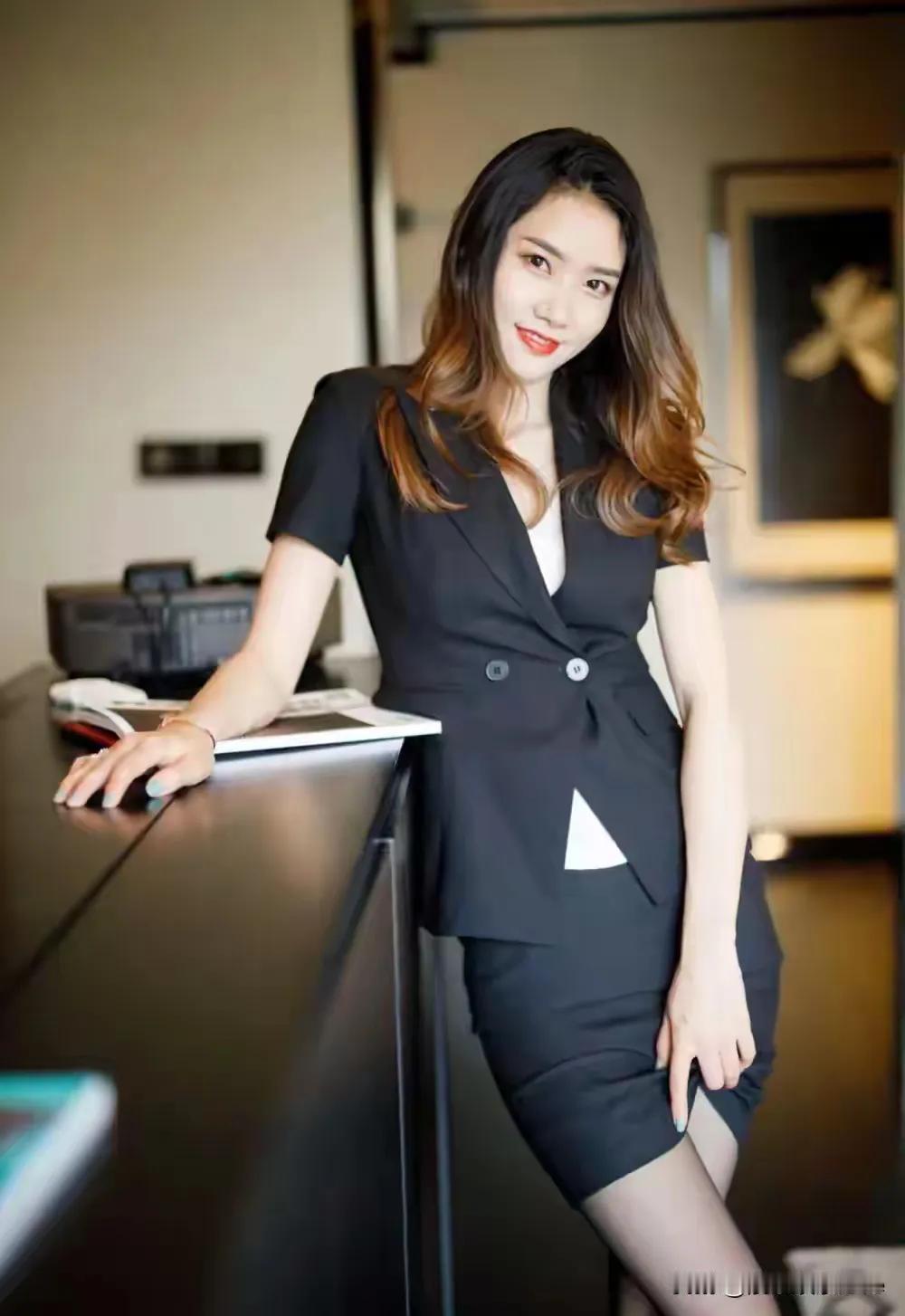 黑色职业装女神，销售经理