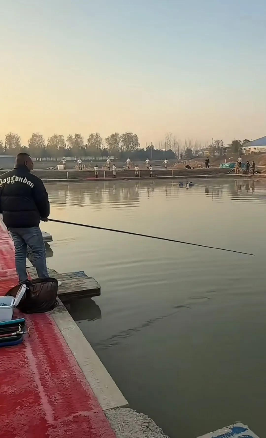 咦！这是弄啥嘞啊？就不能叫俺好好钓个鱼？[捂脸]