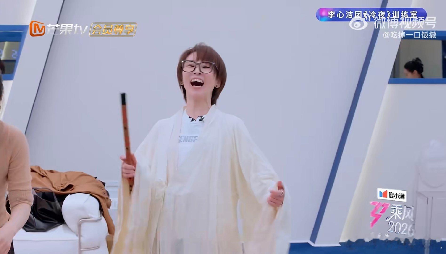 谢楠拿根棍更像孙悟空了 谢楠穿上汉服人山人海的谁懂谢楠的笑点！汉服像悟空睡衣，拿