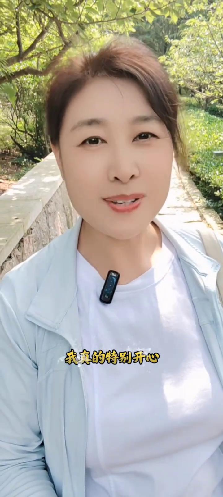 能和你谈心，我真的特别开心。你就像温暖的光，照亮日常。你对待粉丝真诚热忱，看你的