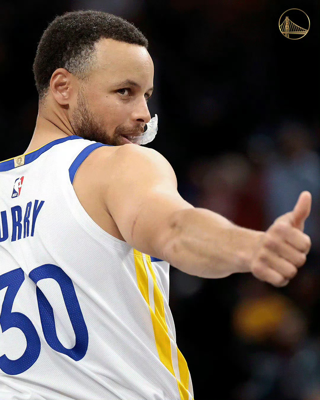 力挽狂澜！库里上半场9中2仅得8分，下半场14中10狂砍27分4助攻1抢断。全场