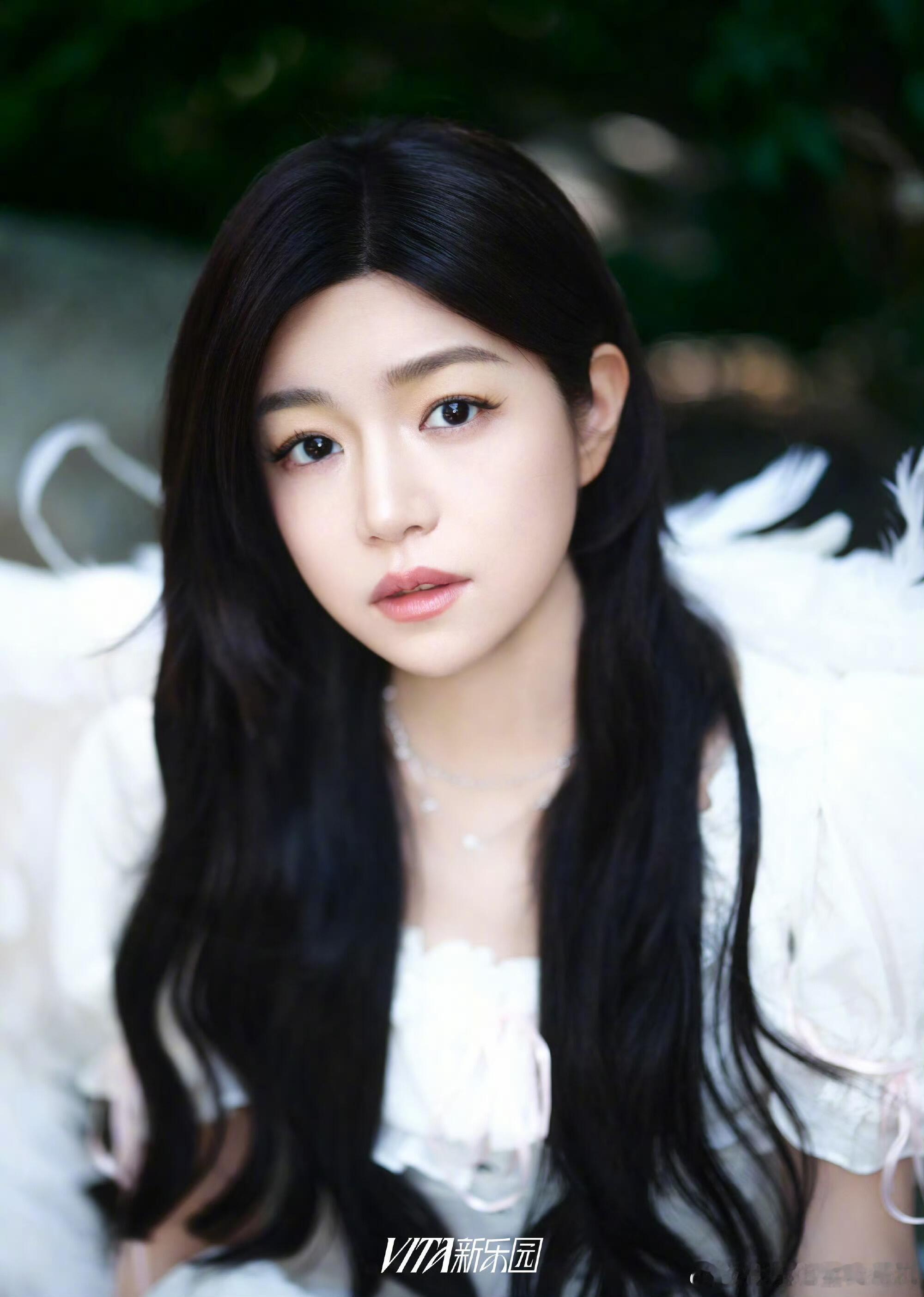 陈妍希这46秒梦回13年前的沈佳宜 陈妍希在这46秒里，长发温婉、眼神倔强，情绪