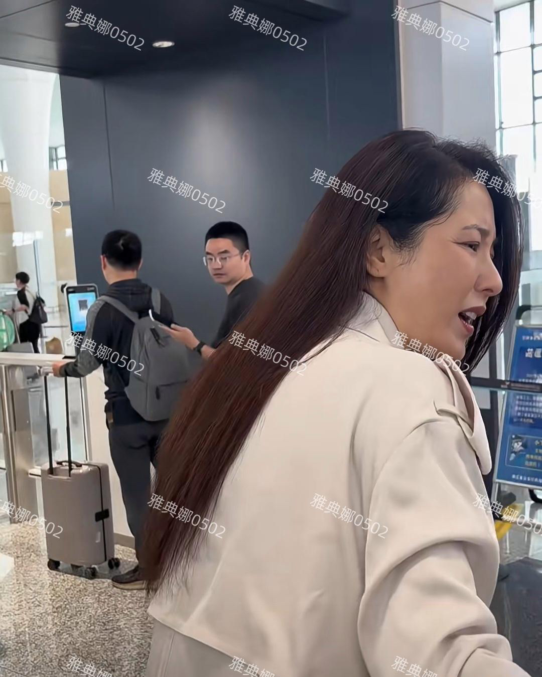 网友在机场偶遇曾黎，气质很好，本人看着不年轻了。 ​​​