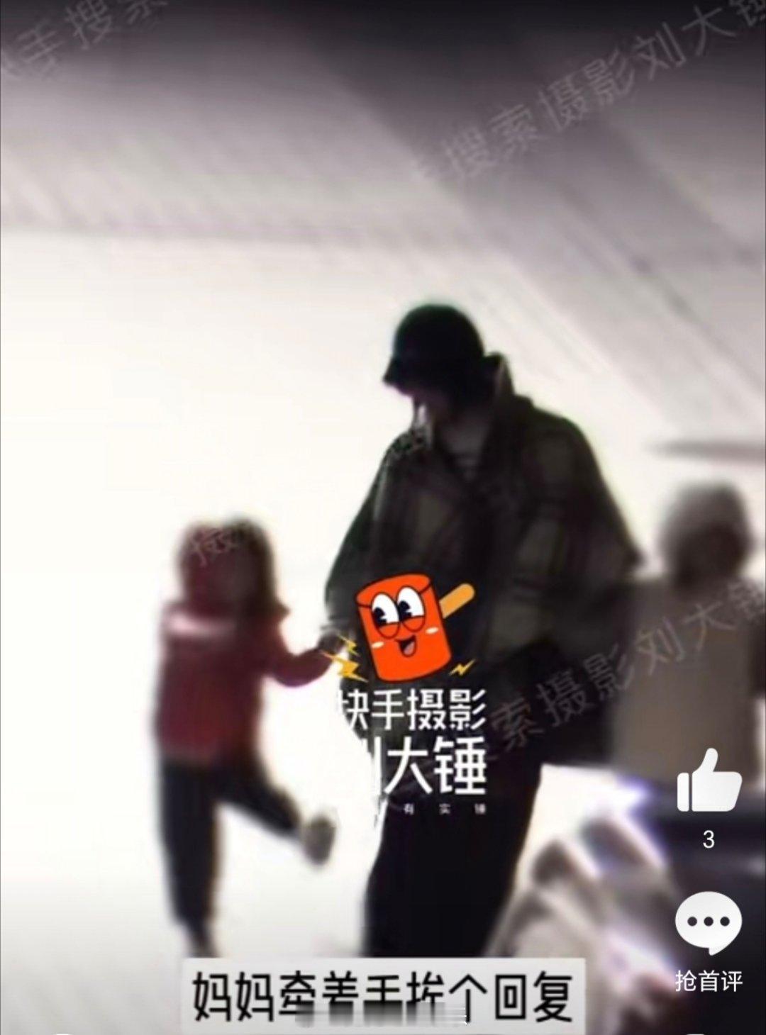 谢娜带三个孩子出门  谢娜带三女儿出门  刘大锤拍到谢娜带三个女儿出门，一家子好