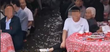 陕西渭南现真正“流水席”，婚礼当天突降暴雨宾客为祝福不愿离席！

这件事发生在近