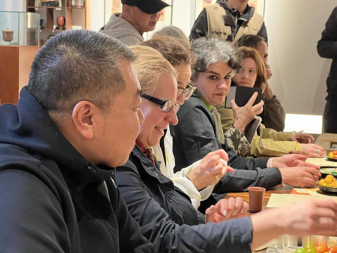 4月22日下午，多位来自不同国家的汉学家齐聚蜀山南街，开展文化交流活动。活动现场