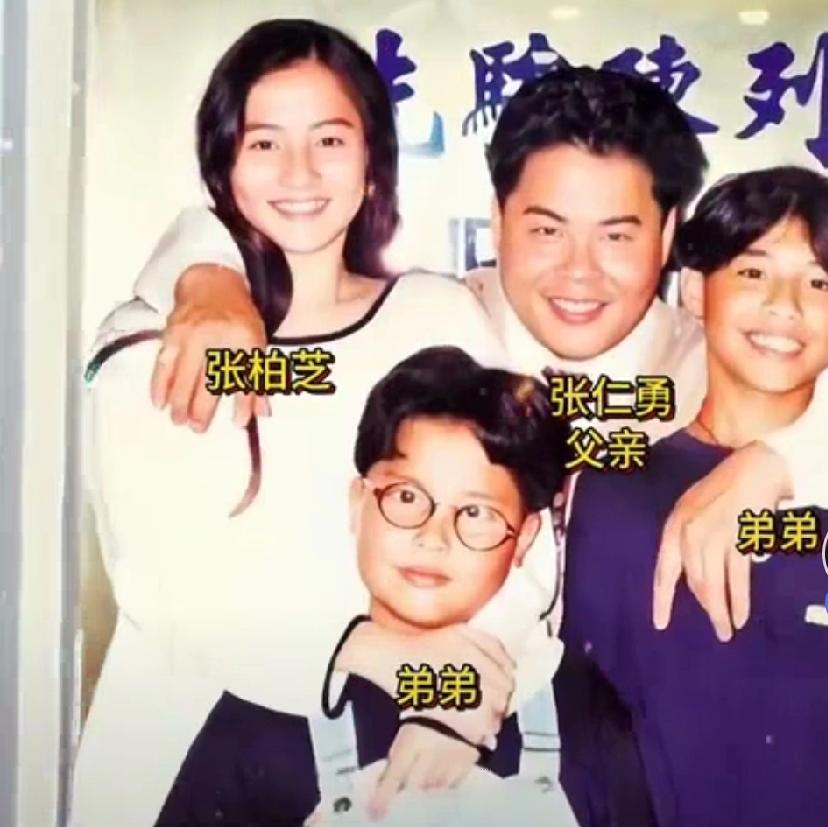 张柏芝长的一点都不像她父亲，她长的像混血儿的母亲。这是张柏芝十四岁和父亲弟弟的合