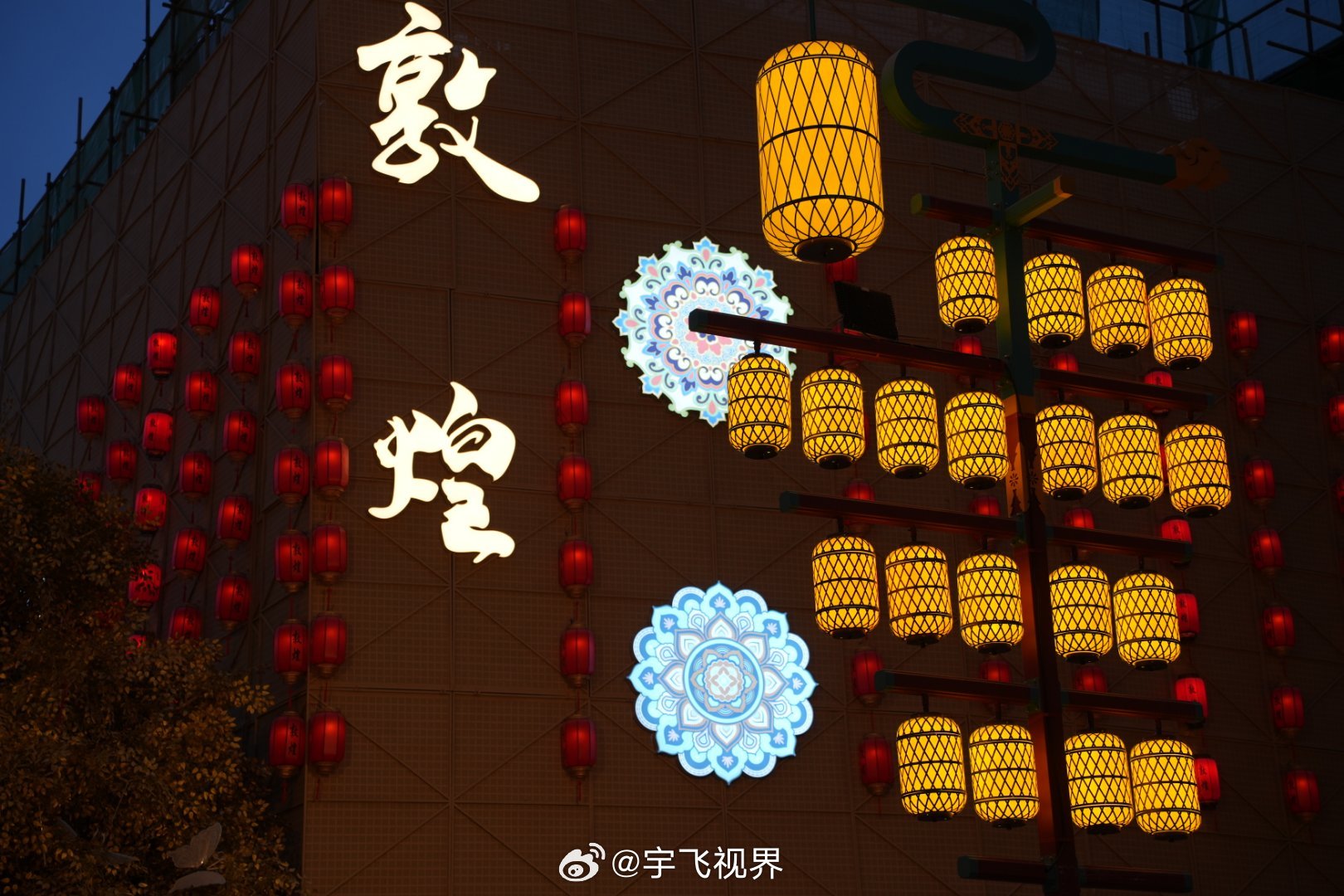 敦煌夜市真是热闹啊，是它那种特别“真实”的热闹。它不像很多景区夜市只卖给游客，这