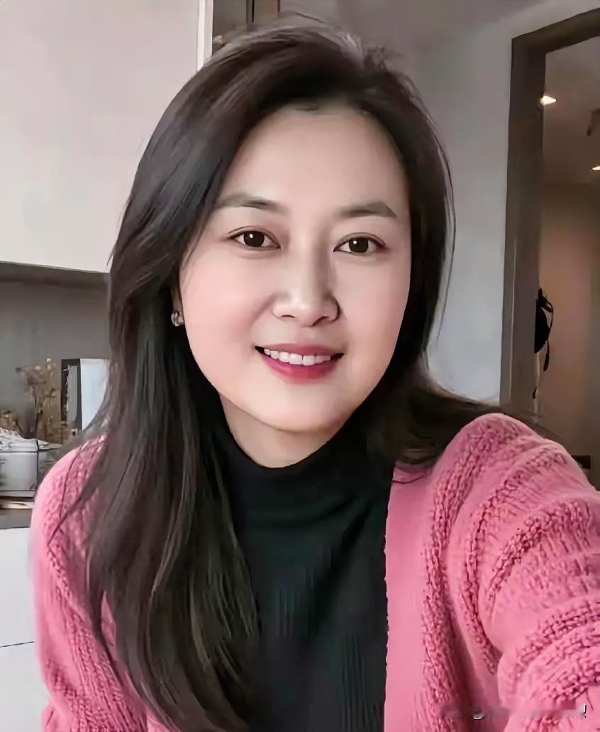 眸光温润如秋水，笑靥明媚似春风，一袭柔粉映衬温婉气质，尽显岁月静好的从容之美。