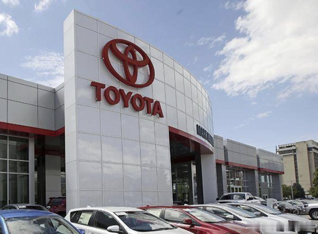 丰田汽车在加拿大召回近10万辆汽车近日，加拿大运输部门发布消息称，日本丰田汽车公