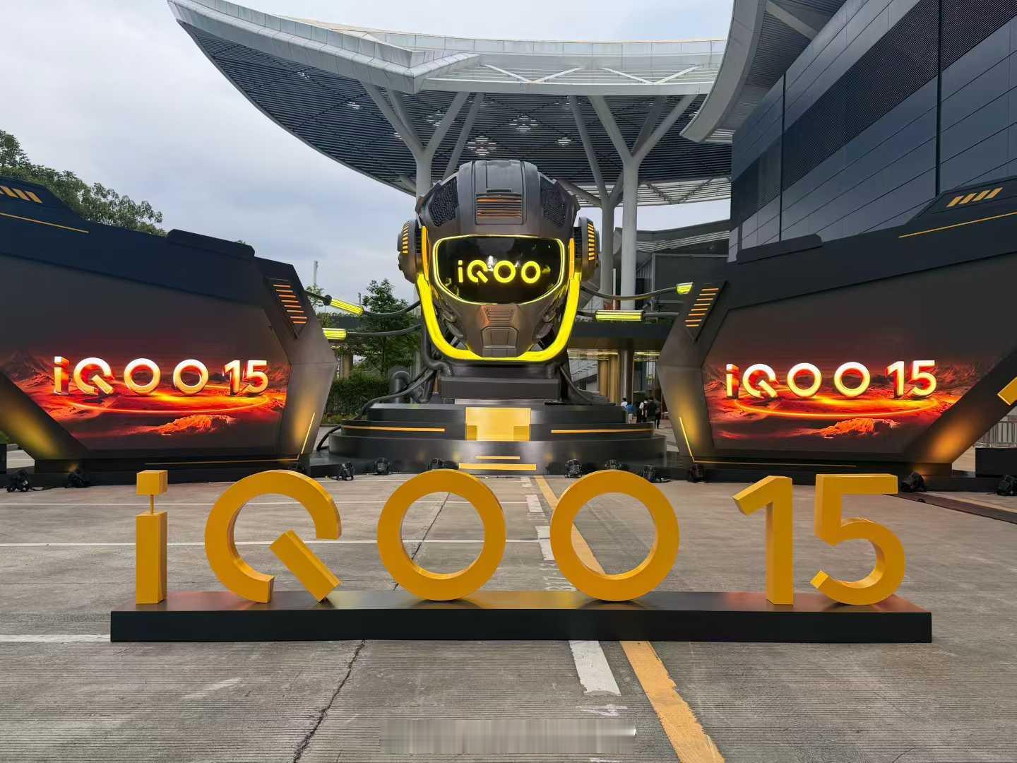 据说​iQOO15非常顶，你们觉得价格会不会也很顶？[嘻嘻] ​​​