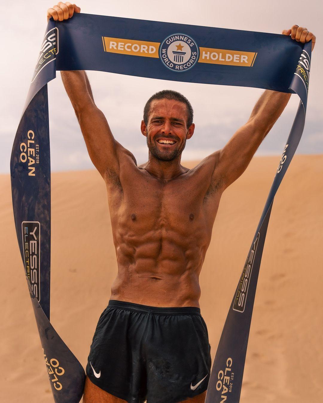 Spencer Matthews 完成了连续30天每天一个沙漠马拉松（42.19