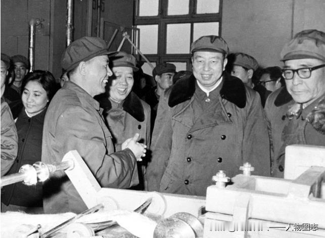 1977年4月17日，华国锋视察大庆石油化工总厂，观看晴纶抽丝等装置。