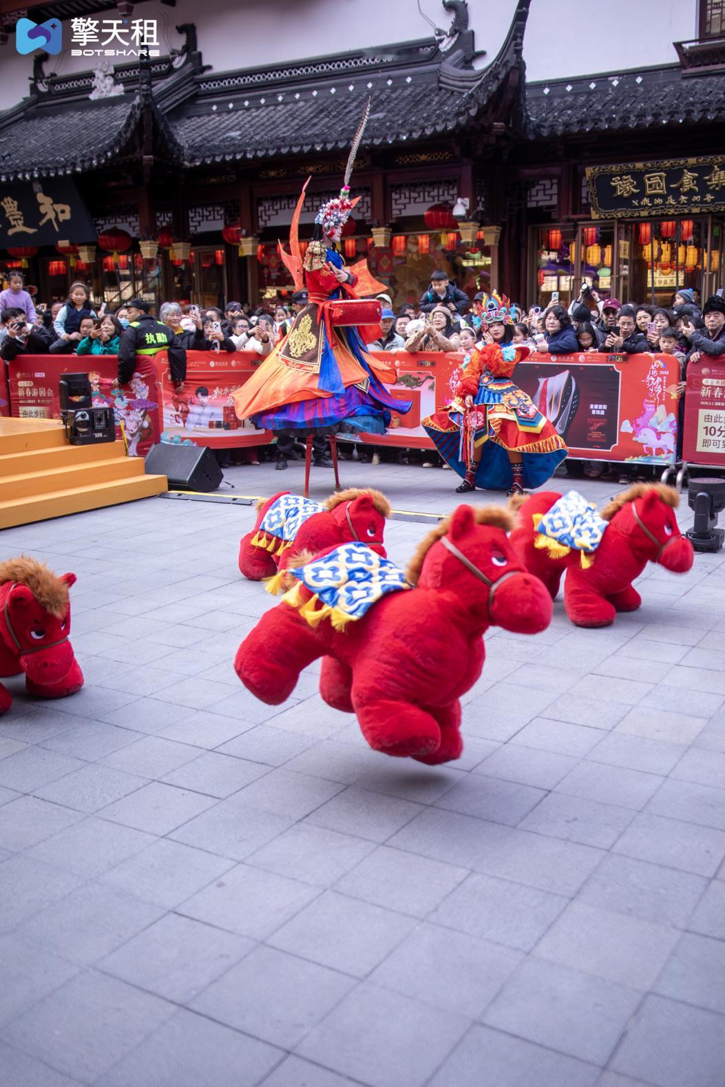 来上海豫园抓个马上海豫园马年新春的顶流就是它！擎天租携手打造科技新场景，福气小马