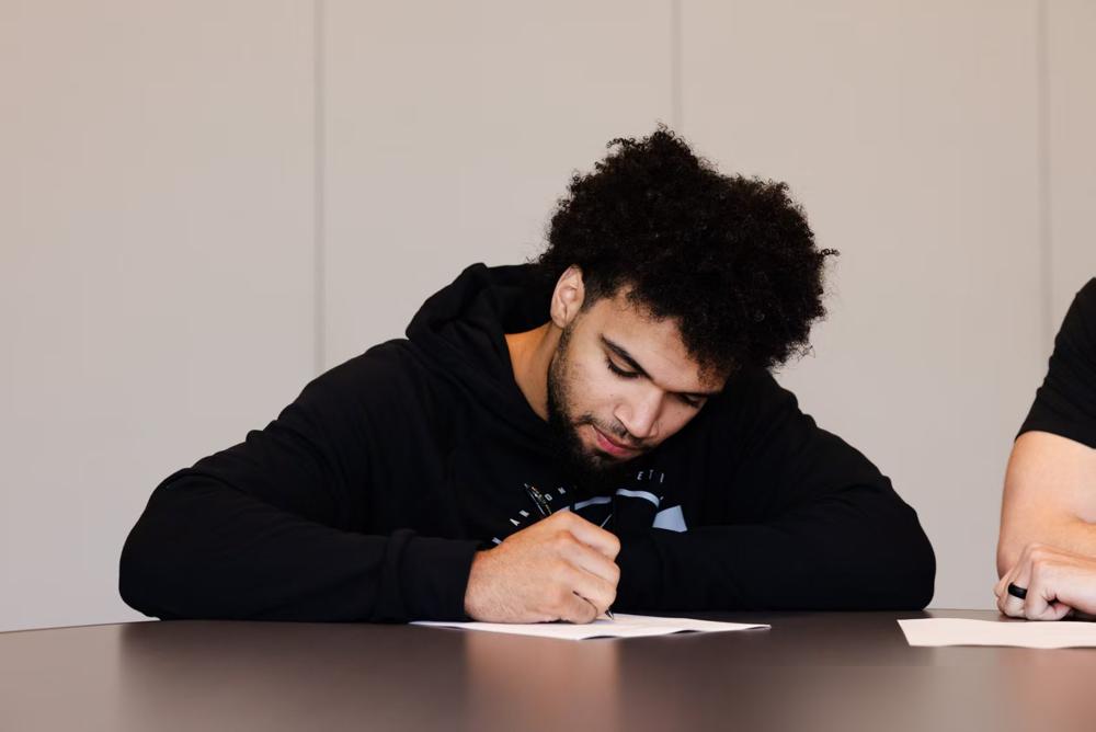 同样是打篮球，进NBA，人跟人的差距，比天还大。

2026年选秀，状元AJ D