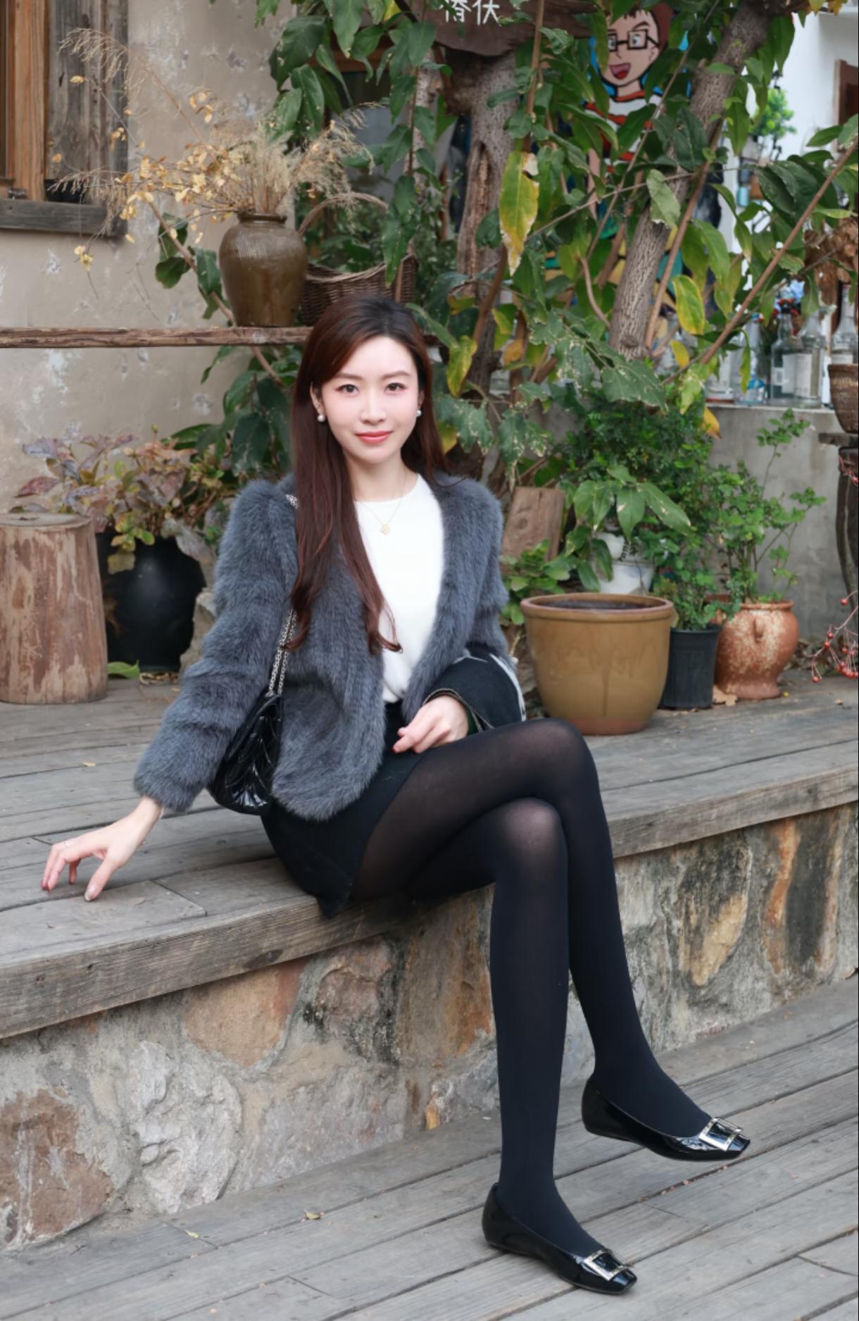 灰绒与小院的柔暖时光
 
坐在木质台阶的那一刻，灰色毛绒外套的毛絮蹭着肩头
软得