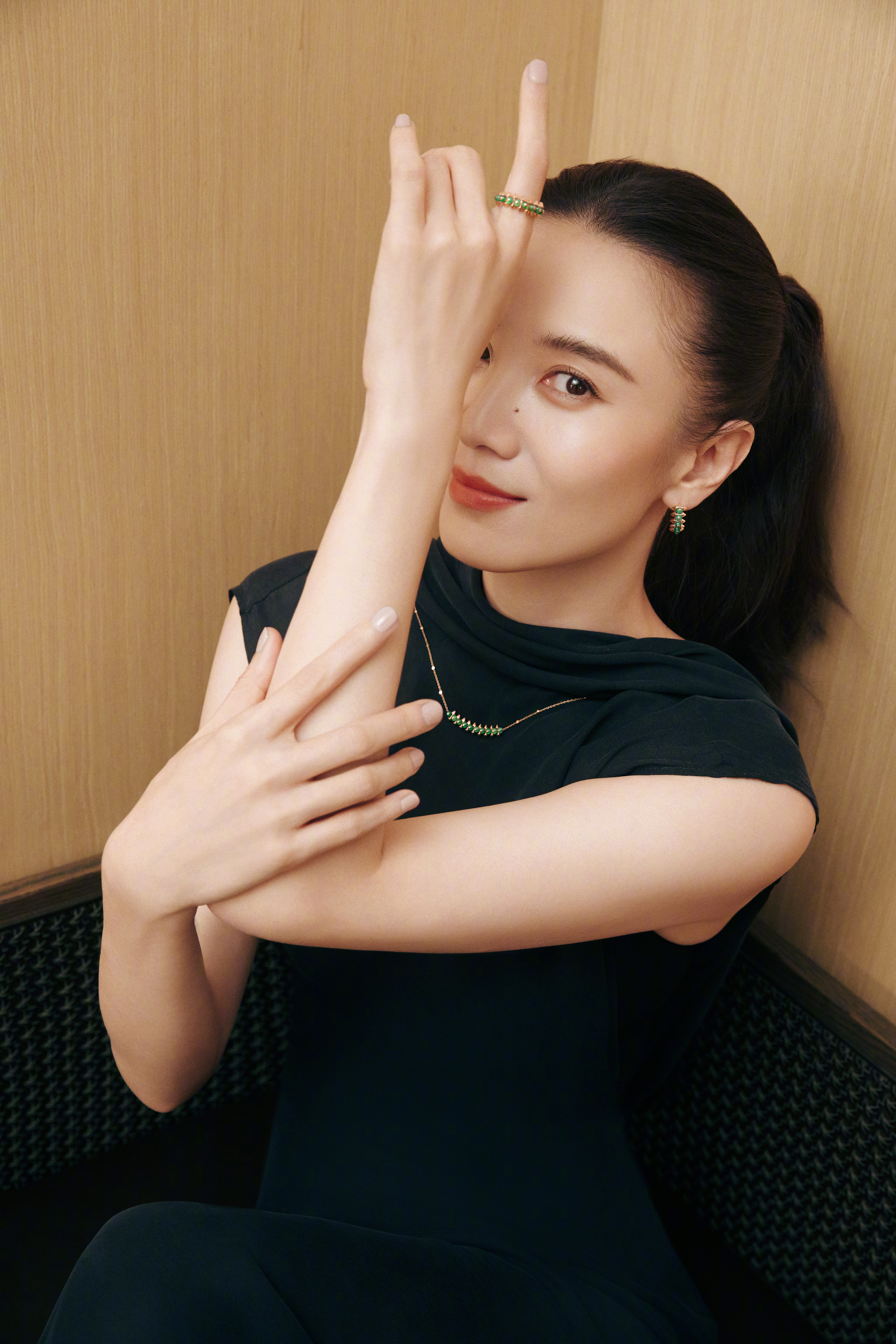 mila时尚资讯 ，品牌大使宋佳、张婧仪携手演员章若楠、何超莲共同演绎的全新七夕
