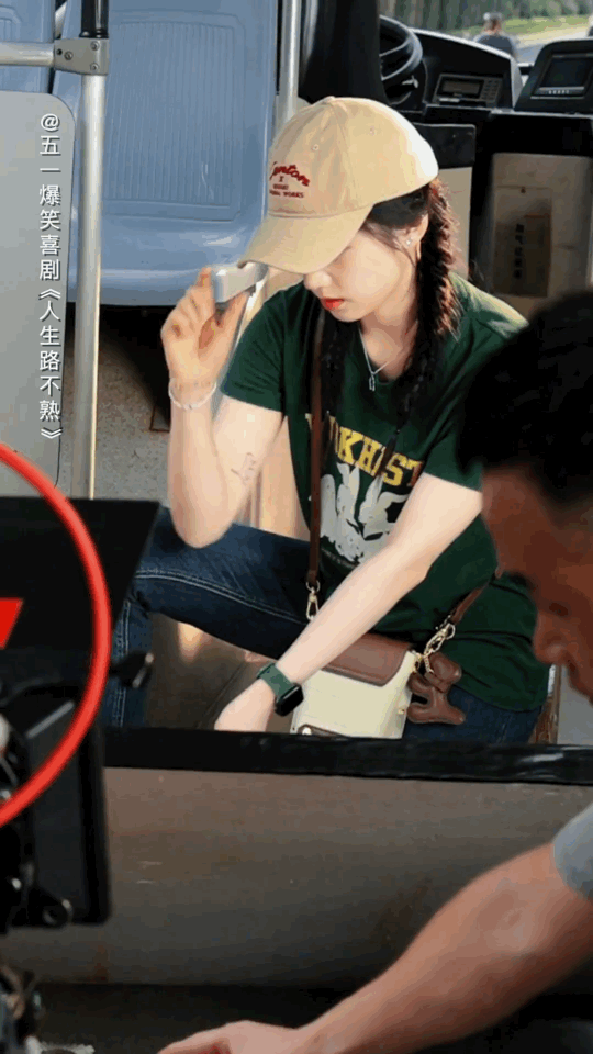 公主这个动图太帅了，不斩男斩女呀！张婧仪酷起来也是没得说呀， 感觉长得好倔，一看