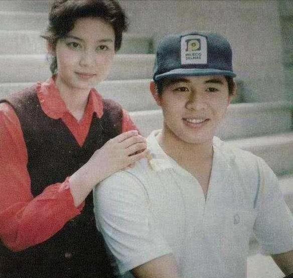 他一句话引爆了火药桶：“我对黄秋燕的爱，只有20%。
”
对利智，是120%。