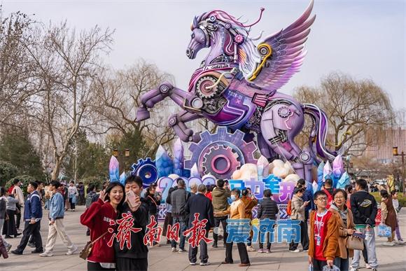 生活不止眼前，这一站为什么来济南！2026年，济南的春天来得比往年更早一些。
正