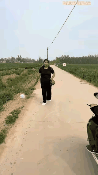 胖妞一顿操作，歹徒被推翻进沟里，然后骑着歹徒的摩托车逃走了。