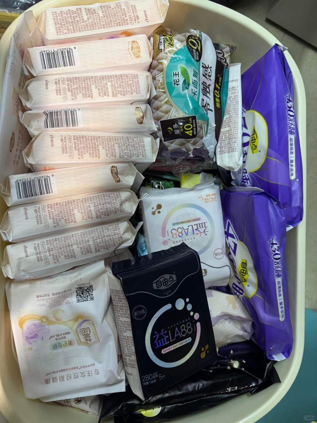 千问AI购物大赏今天又刷到网友囤了好多卫生巾！这库存，我隔着屏幕都感觉到满满的安