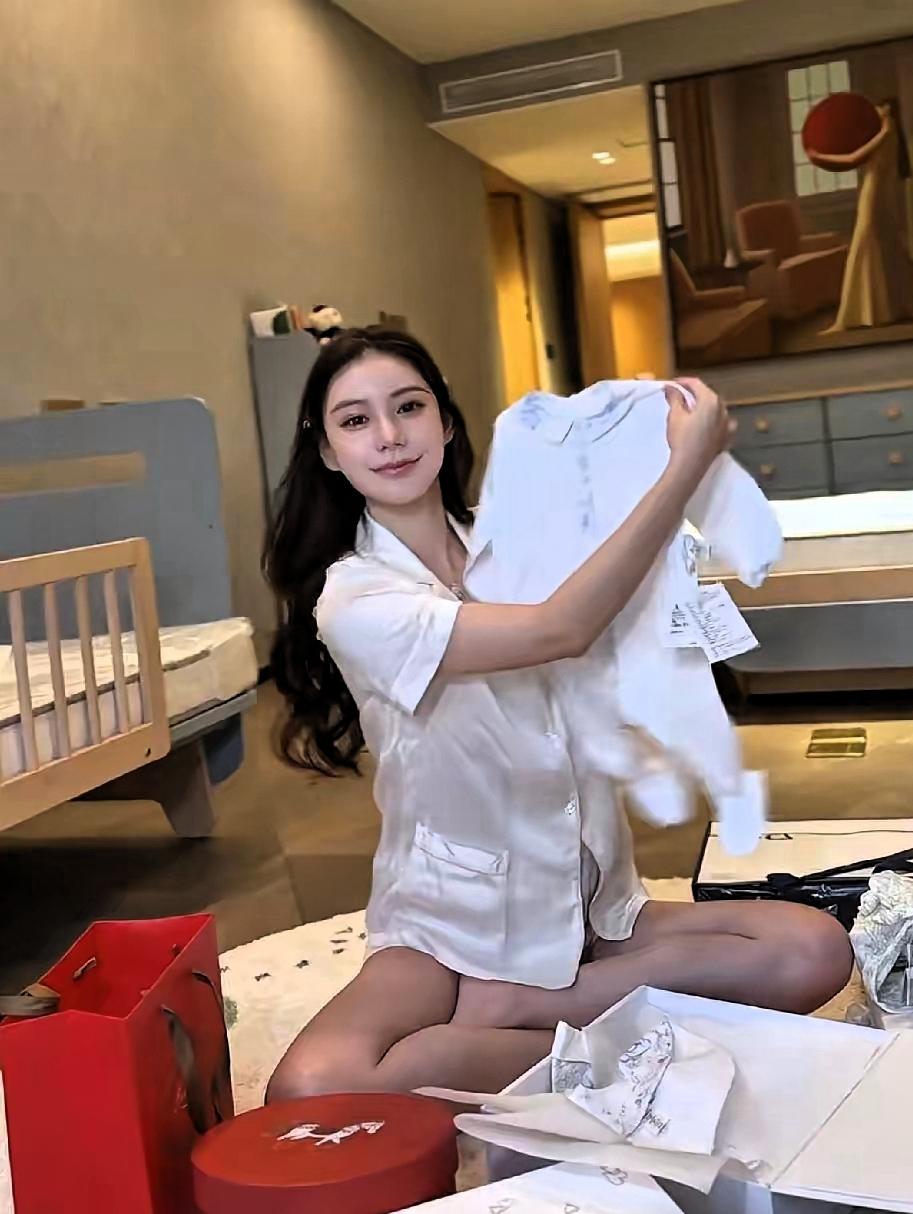 筱梅的开箱礼物，是迪奥哎
筱梅发了动态，好多礼物，说小宝宝快出生了。

迪奥，好